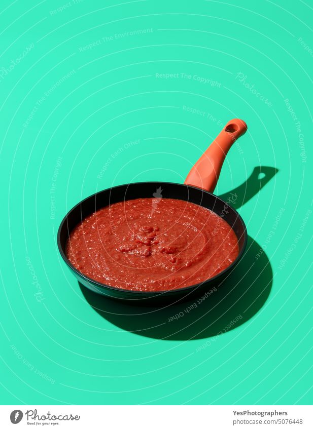 Tomatensauce in einer Eisenpfanne isoliert auf grünem Hintergrund Basilikum Farbe Gewürze Essen zubereiten Textfreiraum Küche ausschneiden lecker Design Speise