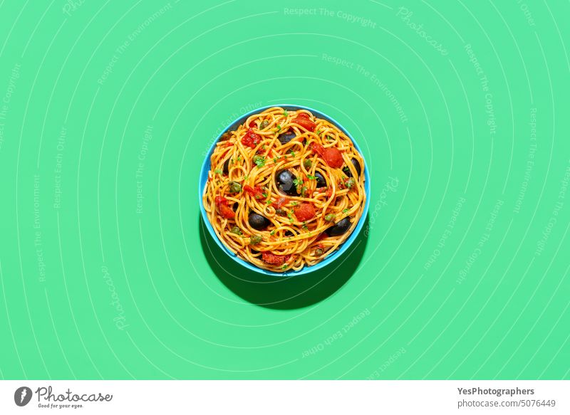 Vegane Nudeln, Spaghetti Puttanesca, Draufsicht auf grünem Hintergrund oben Schalen & Schüsseln hell Kapriolen Kohlenhydrate Farbe gekocht Textfreiraum kreativ