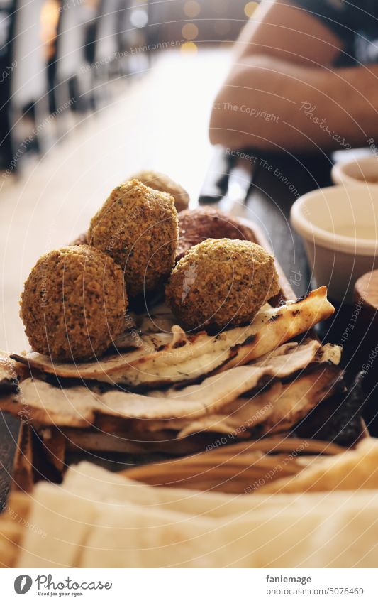 Falafel au resto palestinien Palästina Palästinenser Kugeln Mezze teig Brot Fladen Vorspeise Orientalisch Spezialität Stadt Essen speisen Gericht schlemmen