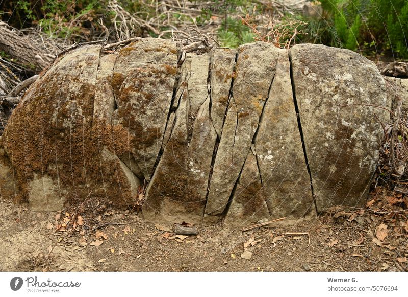 Mehrfach, natürlich gespaltener Stein wie von Menschenhand geteilt. Strukturen & Formen grau Farbfoto Außenaufnahme Natur