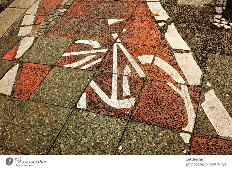 Fahrradweg asphalt chaos durcheinander fahrbahnmarkierung fahrrad fahrradweg hinweis linie navi navigation orientierung richtung straße tipp wegweiser
