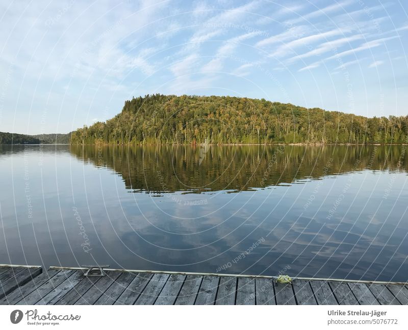 See mit Steg und Spiegelung in Kanada Spiegelung im Wasser ruhig friedlich friedliche Stimmung Seeufer Reflexion & Spiegelung Landschaft Außenaufnahme
