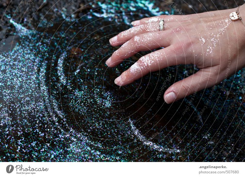 sternenhimmel glänzend Wasser Pfütze Hand Ring berühren Bewegung