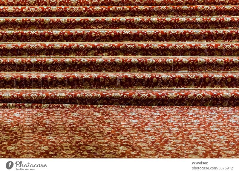 Einige sehr breite Stufen sind mit einem edlen Teppich ausgekleidet Treppe orientalisch Muster edel Luxus luxuriös teuer Altar Aufgang festlich feierlich reich