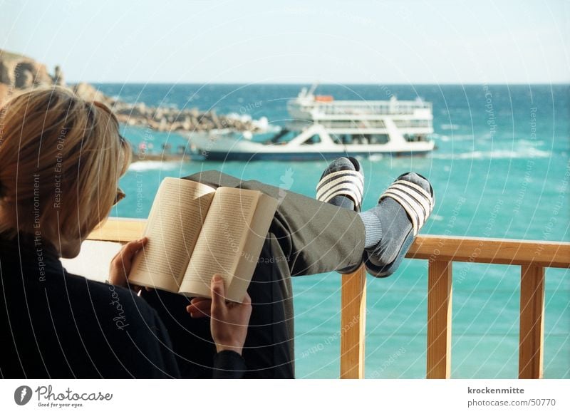 ferienroman Ferien & Urlaub & Reisen Buch Wasserfahrzeug Meer Balkon lesen Griechenland Kreta Fähre Sonnenbrille Frau Pause Printmedien Ferienroman Roman Hotel