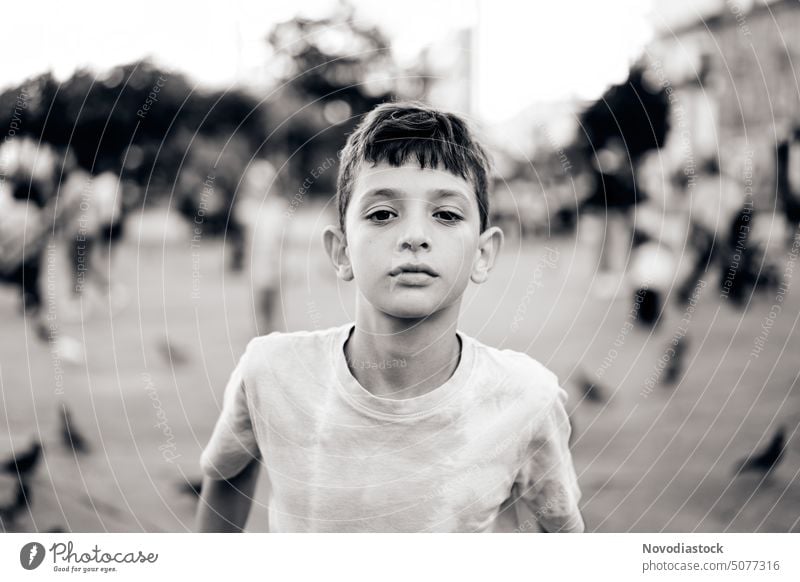 Porträt eines 9-jährigen Jungen auf der Straße, Schwarz-Weiß-Bild 9 Jahre alt natürliches Licht Schwarz-Weiß-Fotografie allein isolierter Mensch nur ein Junge