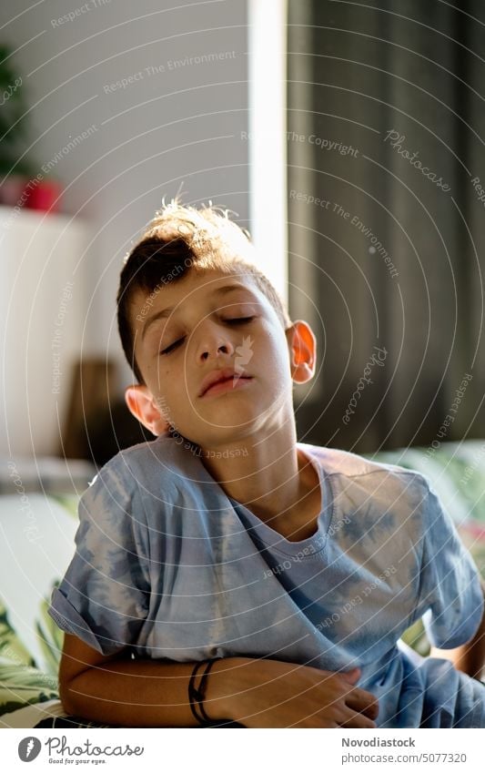 Porträt eines 9-jährigen Jungen mit geschlossenen Augen, zu Hause 9 Jahre alt Kaukasier Kind nur ein Junge Augen geschlossen niedlich entspannt im Innenbereich