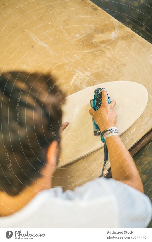 Männlicher Arbeiter beim Schleifen von Holz in der Industrie Mann Zimmerer polnisch Schleifmaschine Schiffsplanken Holzplatte Genauigkeit präzise Werkstatt
