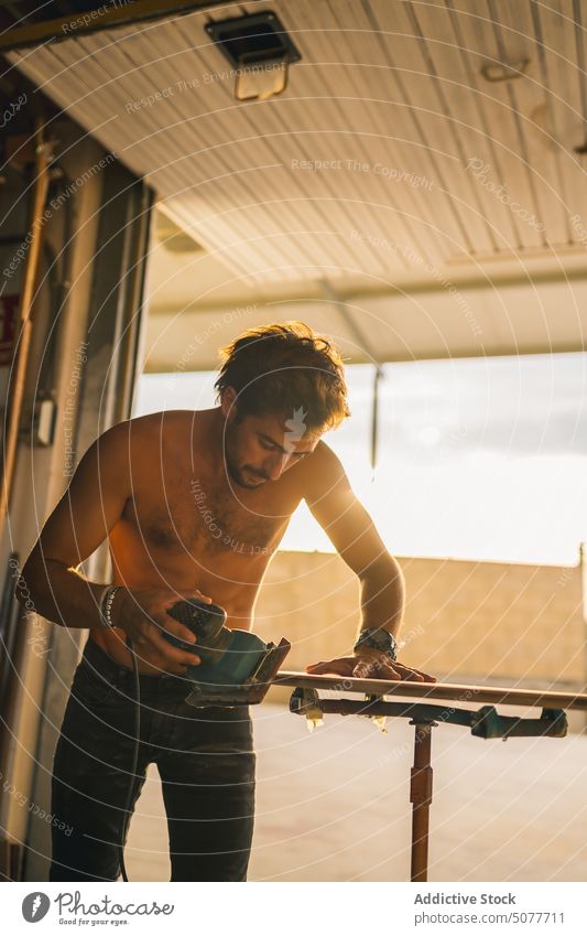 Männlicher Arbeiter beim Schleifen von Holz in der Industrie Mann Zimmerer polnisch Schleifmaschine Schiffsplanken Holzplatte Genauigkeit präzise Werkstatt