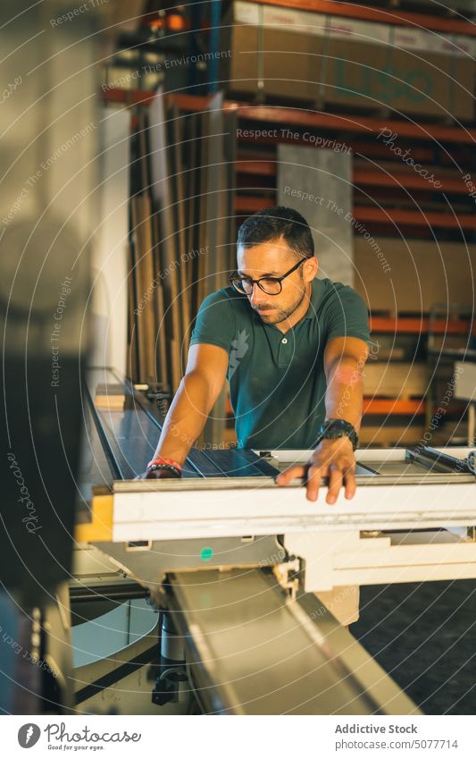 Fokussierter Schreiner beim Holzschneiden in der Fabrik Zimmerer Mann Säge Tischlerarbeit geschnitten hölzern Maschine Schiffsplanken Schreinerei Industrie