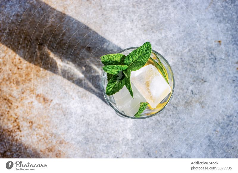 Ein Glas Zitronenwasser mit Minze Hintergrund Getränk Cocktail Tag Diät trinken frisch Gesundheit Limonade Lifestyle organisch Erfrischung reif serviert