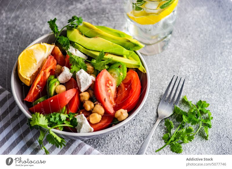 Gesunder Salat mit Bio-Gemüse Avocado Hintergrund Schalen & Schüsseln Käse Beton Koriander Salatgurke Besteck Diät essen Kichererbsen Essen Feta Lebensmittel