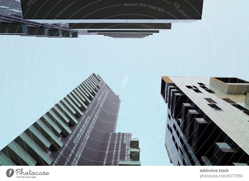 Wolkenkratzer gegen grauen Himmel in der Stadt Megalopolis Straße Glas urban futuristisch modern Stadtzentrum Großstadt Turm hoher Anstieg Geometrie Gebäude