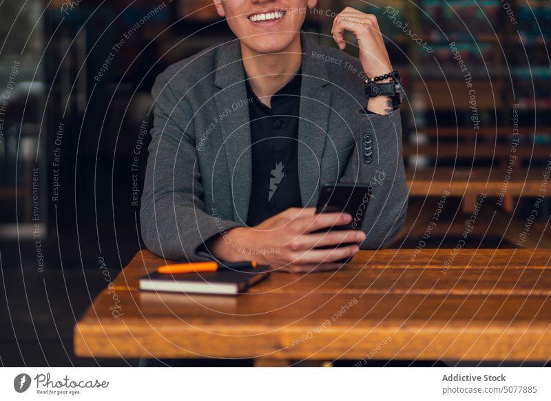 Konzentrierter Mann mit Smartphone im Café benutzend Talkrunde Notebook ruhen Kantine Plan Surfen Internet Fokus Geschäftsmann formal stilvoll Business