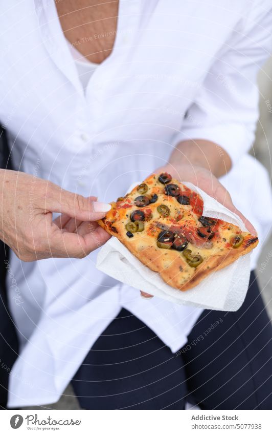 Crop-Frau mit leckerer Pizza Lebensmittel Käse appetitlich essen schmackhaft köstlich geschmackvoll Spielfigur Tomate oliv Dame Scheibe Portion Ernährung