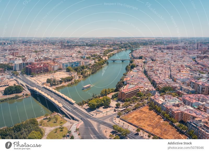 Stadt Sevilla mit Fluss und Brücken unter wolkenlosem Himmel Großstadt mehrstöckig Haus Blauer Himmel Andalusia Gebäude Spanien Architektur türkis Stadtbild