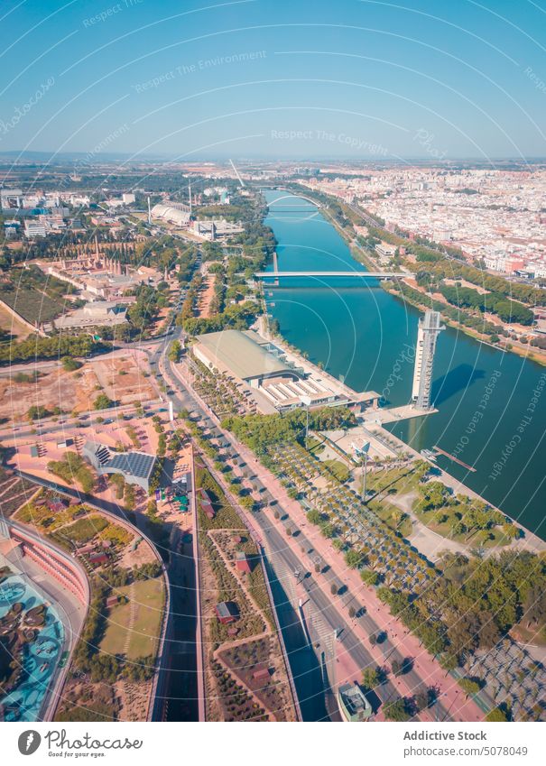 Stadt Sevilla mit Fluss und Brücken unter wolkenlosem Himmel Großstadt mehrstöckig Haus Blauer Himmel Andalusia Gebäude Spanien Architektur türkis Stadtbild