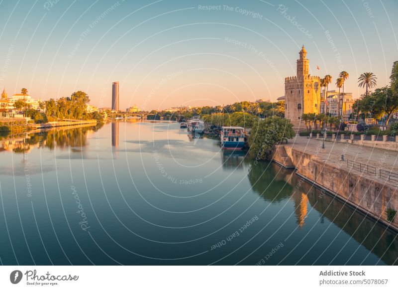 Historischer Turm von Sevilla in Flussnähe gegen modernen Wolkenkratzer historisch alt Stauanlage Andalusia Spanien Architektur Wasser Gebäude Windstille