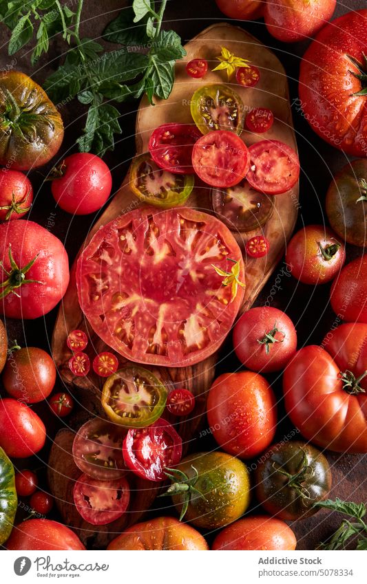 Frische rote reife Tomaten in Scheiben geschnitten Gemüse Schneidebrett frisch Lebensmittel Wasser gesunde Ernährung natürlich organisch Salz Vitamin Gesundheit