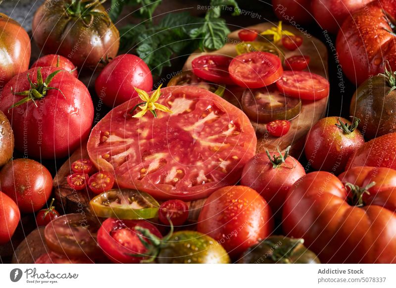 Frische rote reife Tomaten in Scheiben geschnitten Gemüse frisch Lebensmittel Wasser gesunde Ernährung natürlich organisch Vitamin Gesundheit geschmackvoll