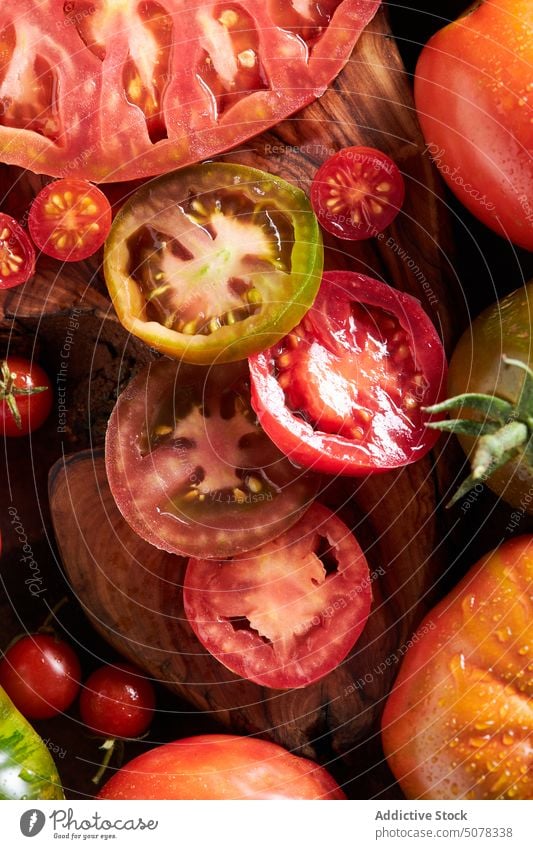 Frische rote reife Tomaten in Scheiben geschnitten Gemüse frisch Lebensmittel Wasser gesunde Ernährung natürlich organisch Vitamin Gesundheit geschmackvoll