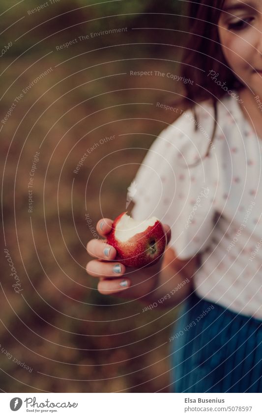 Kind hält Apfel in der Hand Finger draußen spielen herbst Außenaufnahme Farbfoto Kindheit Natur Mensch Spielen Freude Garten Fröhlichkeit Mädchen entdencken