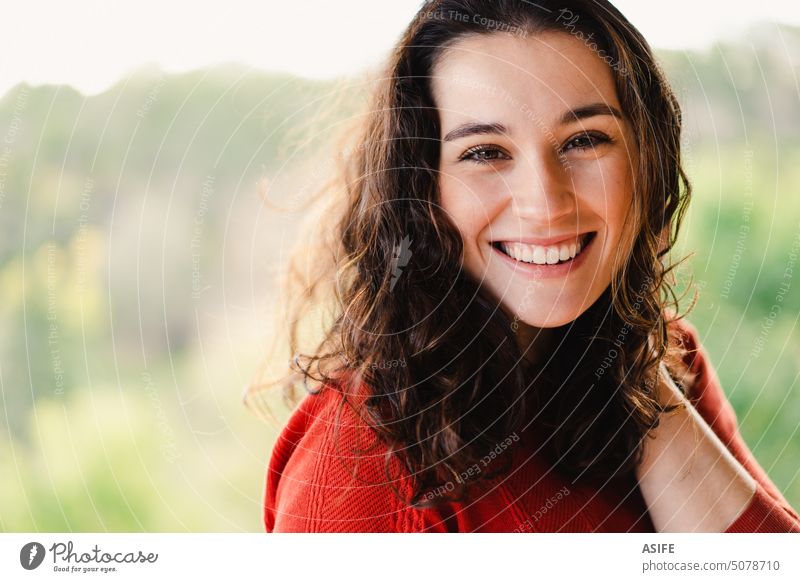 Porträt einer schönen jungen Frau mit einem gesunden Lächeln im Freien Glück Zahn heiter zahnfarben Schönheit Gesicht brünett abschließen positiv gewelltes Haar