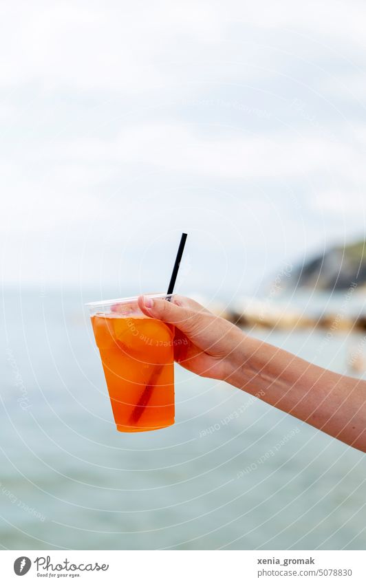 Aperol am Strand Alkohol Getränk Cocktail trinken Sommer orange Bar Erfrischung kalt Frucht Party Longdrink Sommerurlaub Cocktailbar Meer