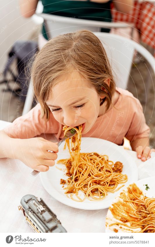 Kind isst Nudeln Essen Ernährung Kindererziehung Kinderernährung Mittagessen Urlaub pasta Urlaub mit Kindern Italien Italienische Küche Bolognese