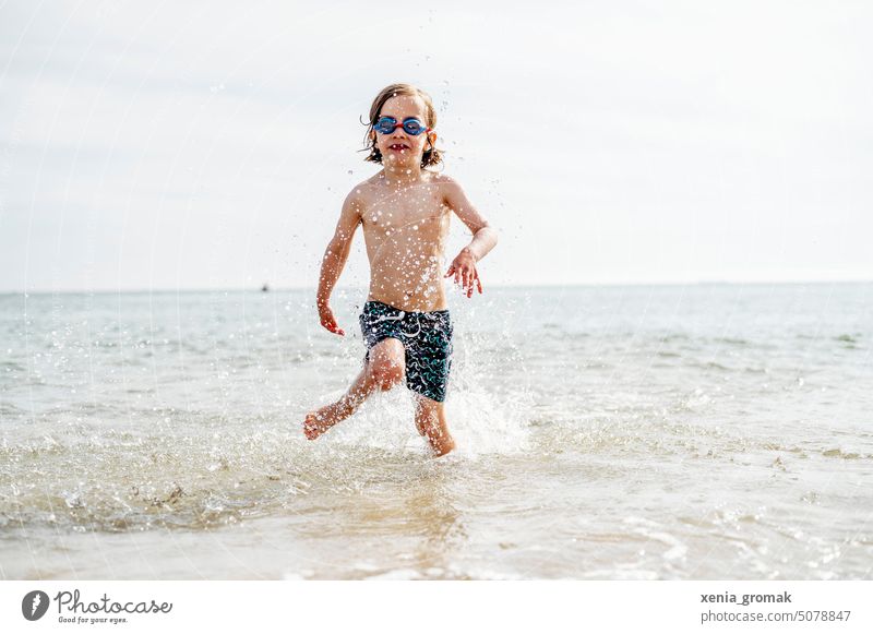 Kind badet im Meer Urlaub Ferien & Urlaub & Reisen Erholung Sommer Strand Tourismus Sommerurlaub Wasser Natur Schönes Wetter schulferien Kindheit