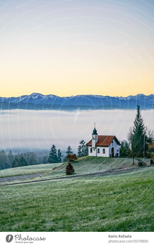Kirche bei Scheidegg bei Sonnenaufgang Allgäu Allgäuer Alpen Berge u. Gebirge Bayern Tourismus Landschaft Natur Außenaufnahme Menschenleer