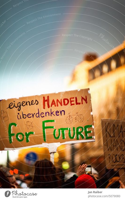Fridays for Future Demo mit Regenbogen 2 - "eigenes Handeln überdenken for Future" Demonstration Plakat Transparent Transpi FFF Klima Handy
