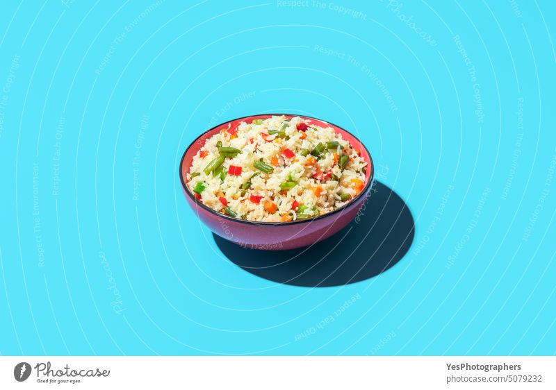 Gebratener Reis isoliert auf blauem Hintergrund oben asiatisch Bohnen Schalen & Schüsseln hell Möhre Chinesisch Farbe Essen zubereiten Textfreiraum Küche