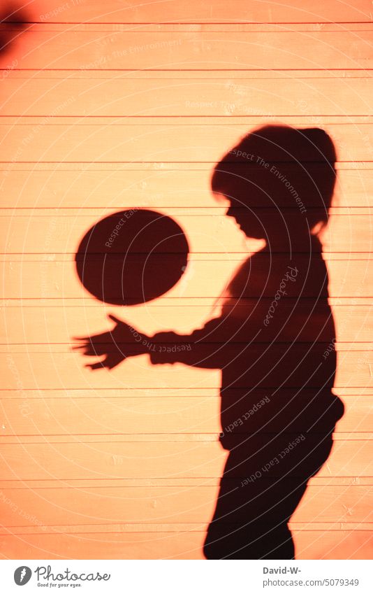 Silhouette eines Kindes das mit einem Ball spielt Schatten spielen Freizeit freude Kreativität kreativ Kindheit Freude Spaß Fröhlichkeit Freizeit & Hobby