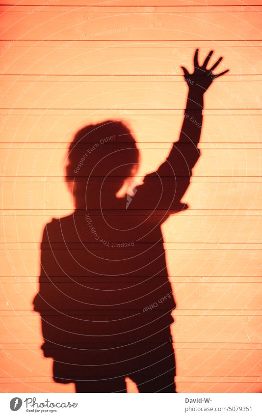 silhouette eines Kindes das aufzeigt und die Hand hebt Silhouette Meinungsfreiheit aufzeigen Mädchen melden Schattenspiel kreativ Freiwilliger ich hand heben