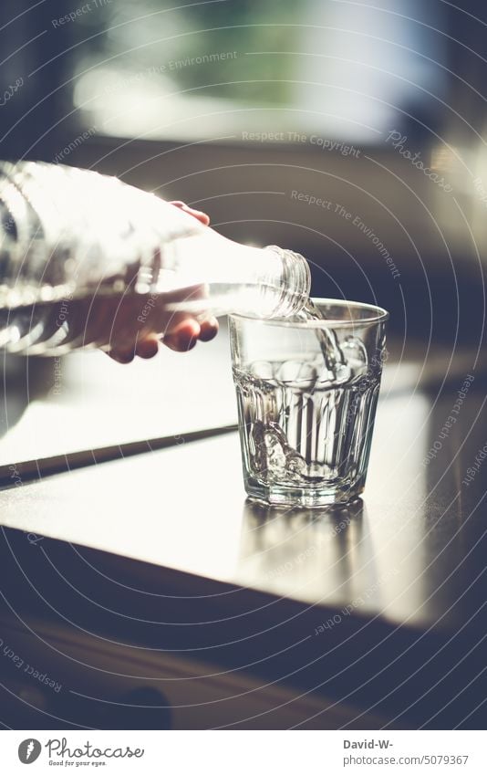 Wasser in ein Glas schütten Durst Mineralwasser kippen Wasserqualität Trinkwasser wasseraufbereitung trinken Getränk