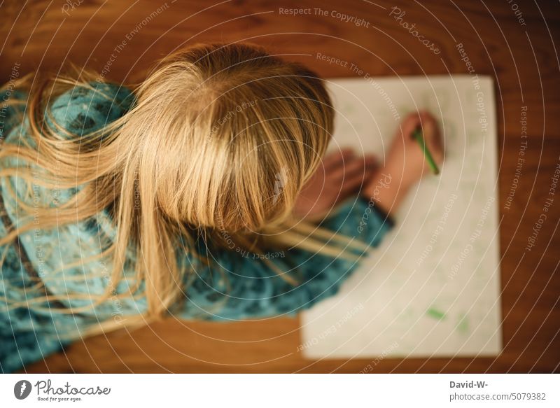 Mädchen schreibt etwas mit dem Stift auf einen Zettel Kind schreiben schule lernen kreativ fleißig konzentriert Blatt Papier anonym Hausaufgaben