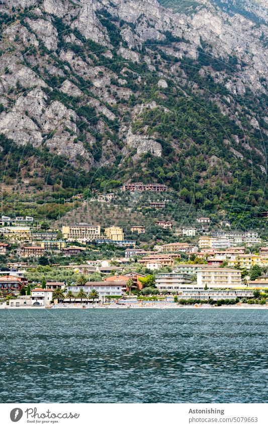 Blick auf Limone sul Garda, Gardasee, Italien 2 Lemone See Ufer Küste Berg hoch Höhe Wasser Stadt steil groß Horizont Wolken Aussicht Welle Blau grün Natur