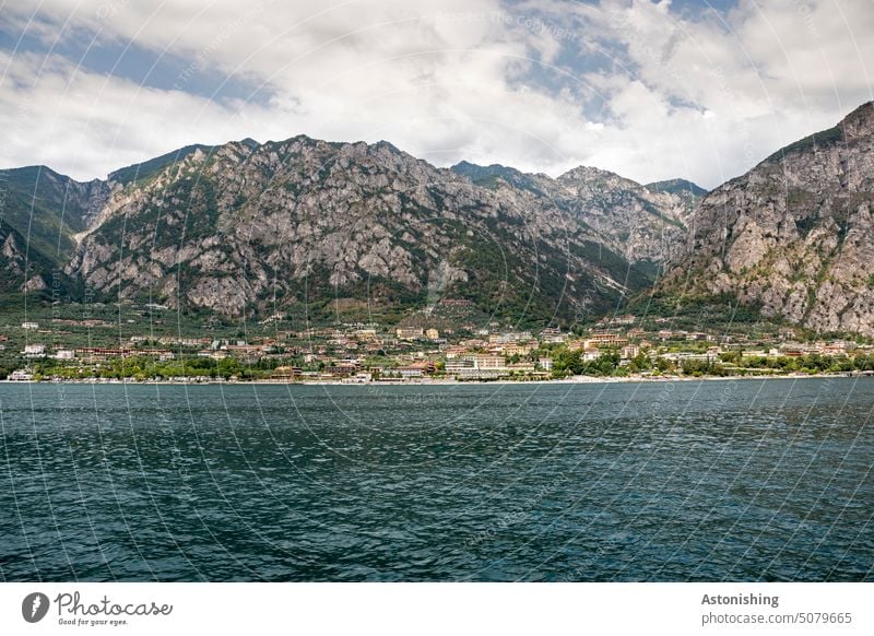 Blick auf Limone sul Garda, Gardasee, Italien Lemone See Ufer Küste Berg hoch Höhe Wasser Stadt steil groß Horizont Wolken Himmel Aussicht Welle Blau grün Natur