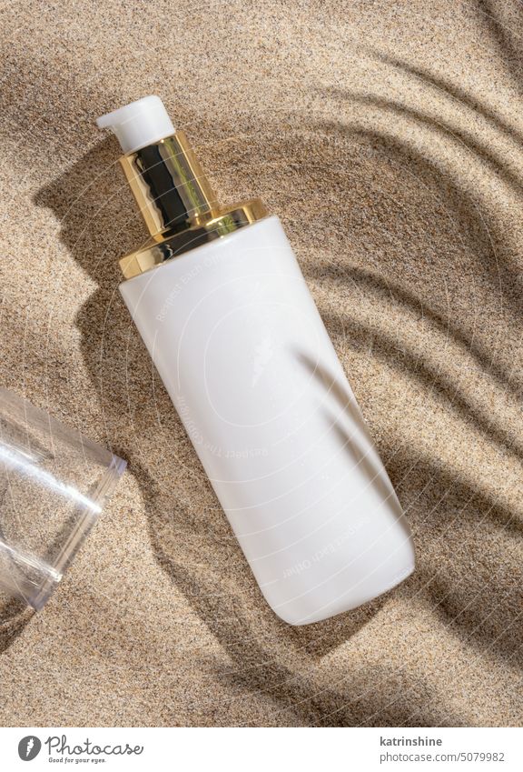 Leere weiße Cremeflasche auf beigem Sand Draufsicht, Palmblatt Hartschatten. Kosmetik Mockup Flasche Attrappe blanko Blatt Schlagschatten Handfläche Paket