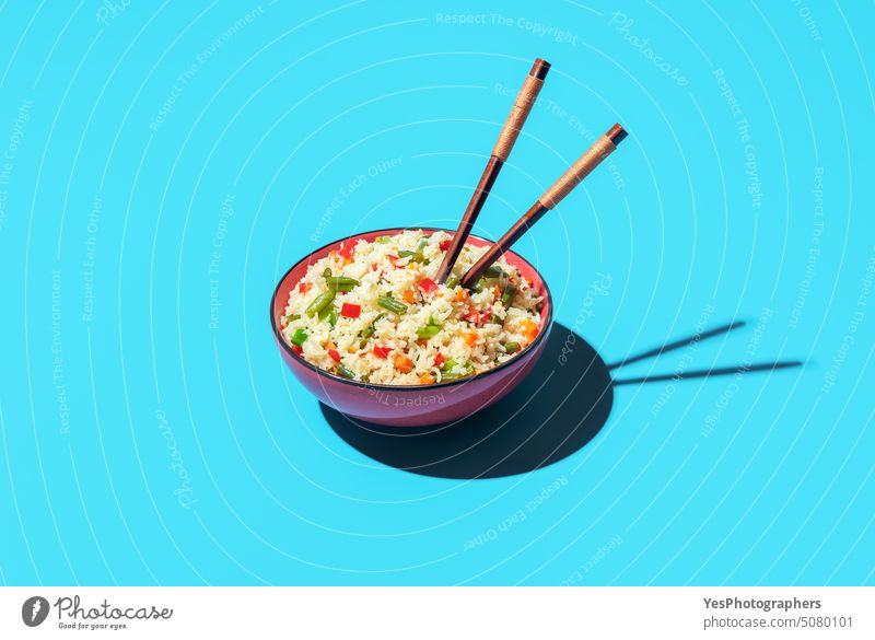 Gebratener Reis Schüssel isoliert auf einem blauen Hintergrund asiatisch Bohnen Schalen & Schüsseln hell Möhre Chinesisch Essstäbchen Farbe Essen zubereiten