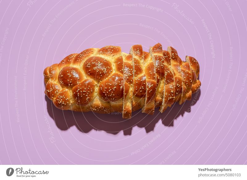 Geschnittenes Challah-Brot in der Draufsicht auf lila Hintergrund Sabbat oben gebacken Bäckerei geflochten Frühstück hell Feier challa challah Nahaufnahme Farbe
