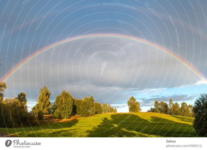 Ländliche Landschaft mit doppeltem Regenbogen, Herbsttag nach Regen verdoppeln farbenfroh Landschaften ländlich Sonnenlicht Sommer Tag Szene Ansicht Lettland