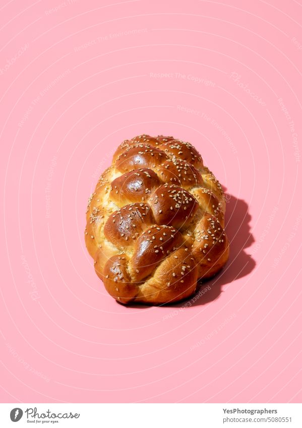 Hausgemachtes Challah-Brot isoliert auf einem rosa Hintergrund Sabbat oben gebacken Bäckerei geflochten Frühstück hell Feier challa challah Nahaufnahme Farbe