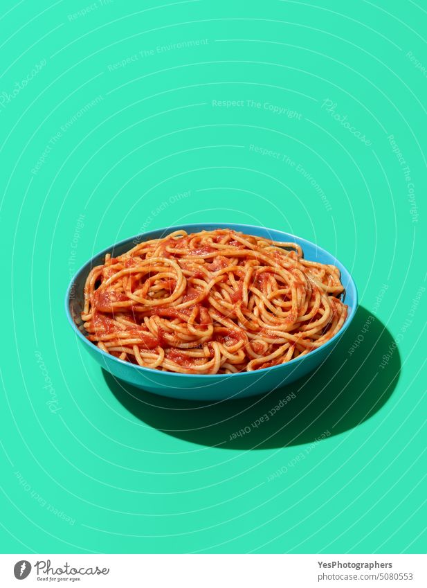 Spaghetti Pomodoro Gericht isoliert auf einem grünen Hintergrund oben blau Schalen & Schüsseln hell Kohlenhydrate klassisch Farbe Textfreiraum kreativ Küche