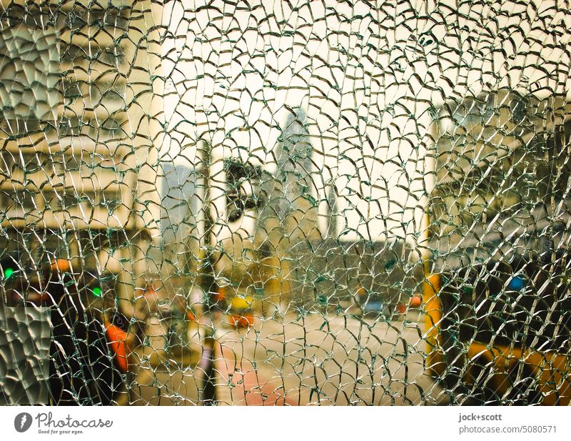Berlin Puzzle | Glasbruch mit Durchblick auf die Gedächtniskirche zerbrochenes Glas kaputt Sicherheitsglas Vandalismus Schaden gebrochen Riss Charlottenburg