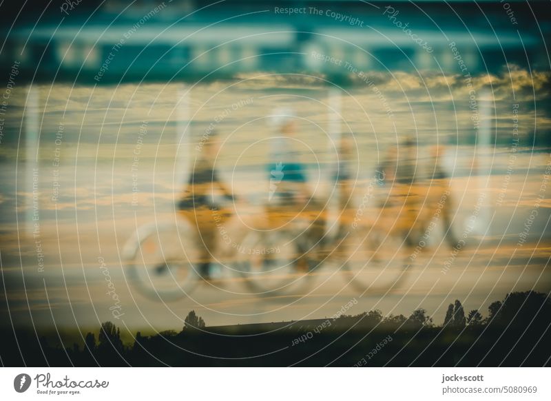verschleiert | Radfahrer auf dem Tempelhofer Feld Fahrrad Mobilität Fahrradfahrer Freizeit & Hobby Verkehrsmittel Wege & Pfade Fahrradtour Fahrradfahren