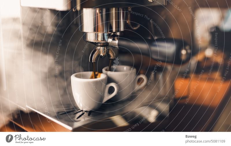 Siebträgermaschine gießt frischen Kaffee in Espressotassen Portafilter Verdunstung Cappuccino Kaffeemaschine Kaffeetasse Tasse Vorrichtung Aroma Hintergrund