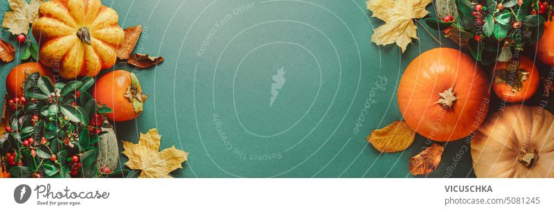 Herbst-Hintergrund mit Kürbissen, Kakis und Herbstblättern. Ansicht von oben. Rahmen, Banner Herbsthintergrund Persimonen Herbstlaub Draufsicht Transparente