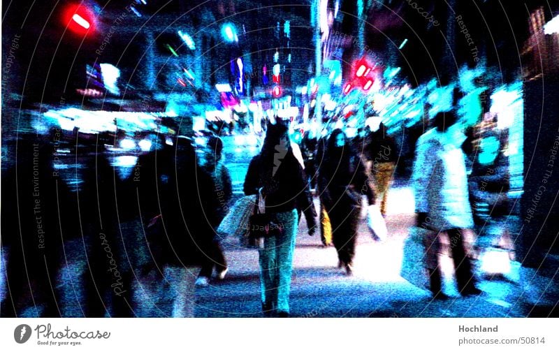 New York bei Nacht New York City Chinatown Straße Mensch Straßenbeleuchtung Fußgänger Bürgersteig Schaufenster blau verfremdet lichter in der nacht